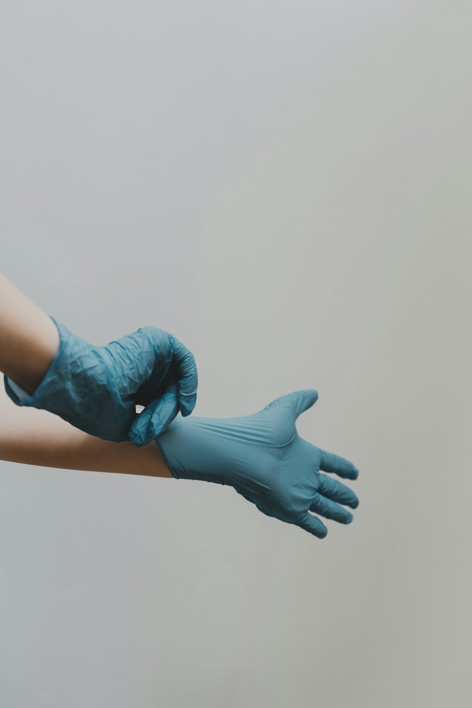 Klinik muayene için eldiven hazırlığı