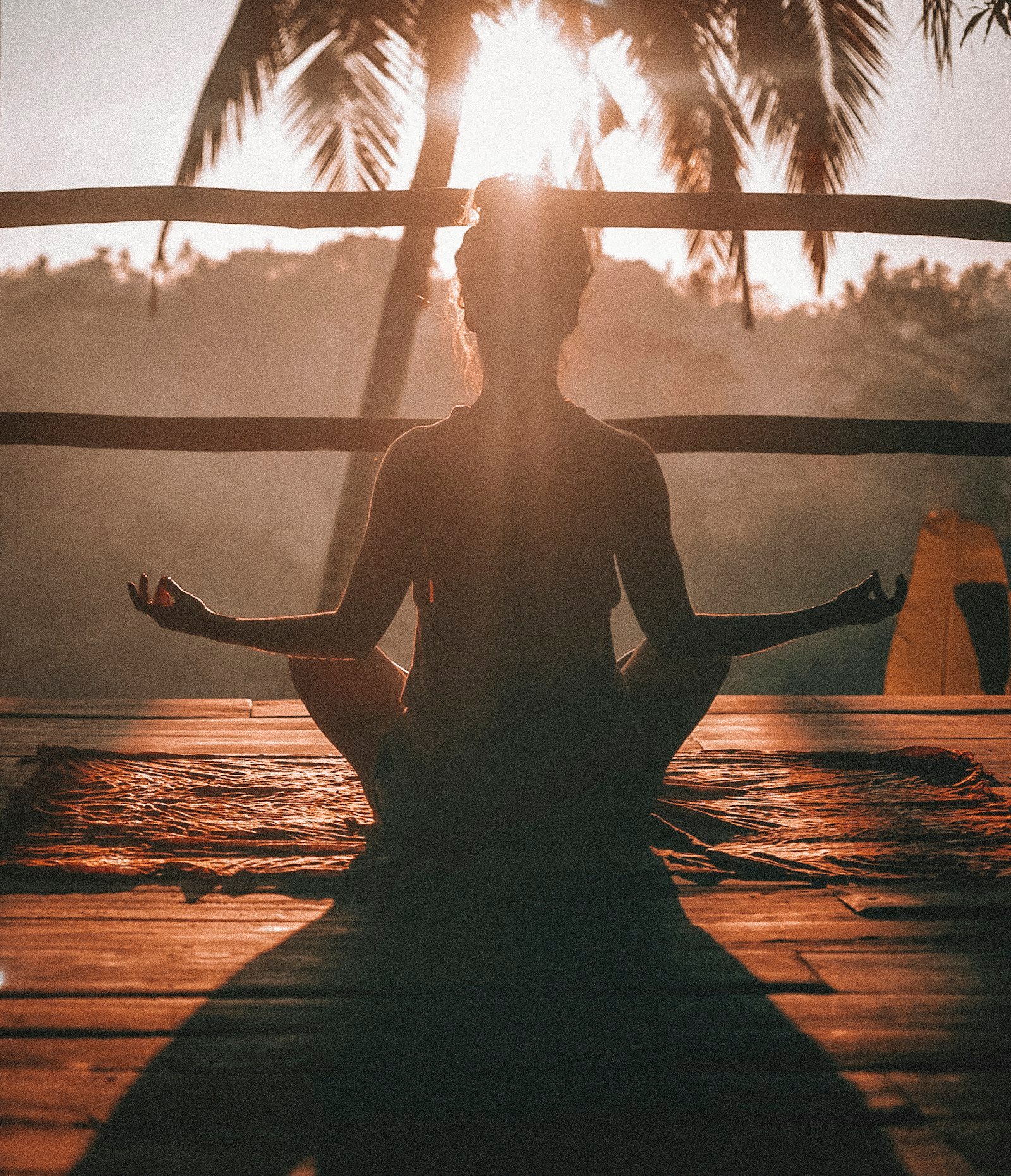 Güneşe karşı meditasyon yapan kişi silüeti
