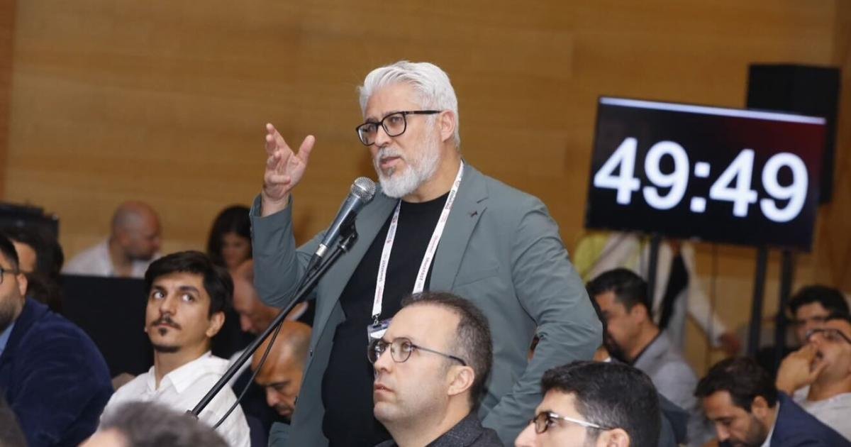 Prof. Dr. Hakan Uçar CTO Essentials 2025 salonunda mikrofonla konuşurken
