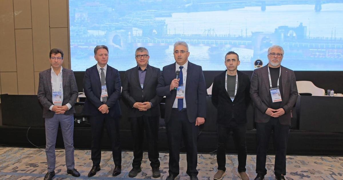 ASPIC 2025 sahnesinde bilimsel oturum ekibi
