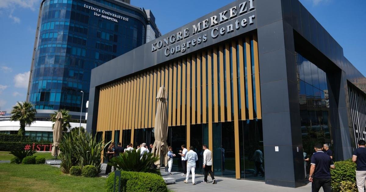 İstinye Üniversitesi Liv Hastanesi Kongre Merkezi girişi