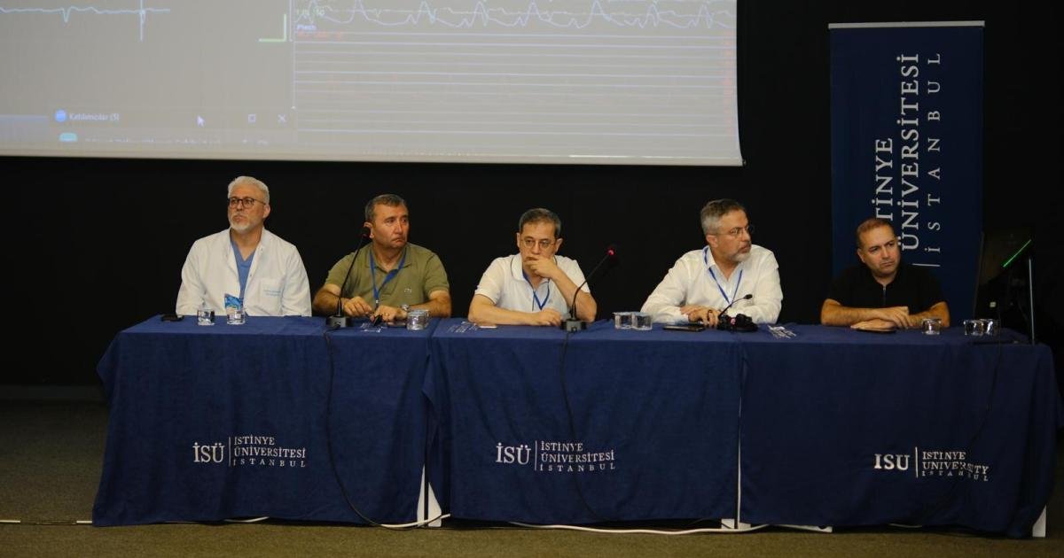 Bilimsel oturum paneli, İstinye Üniversitesi sahnede