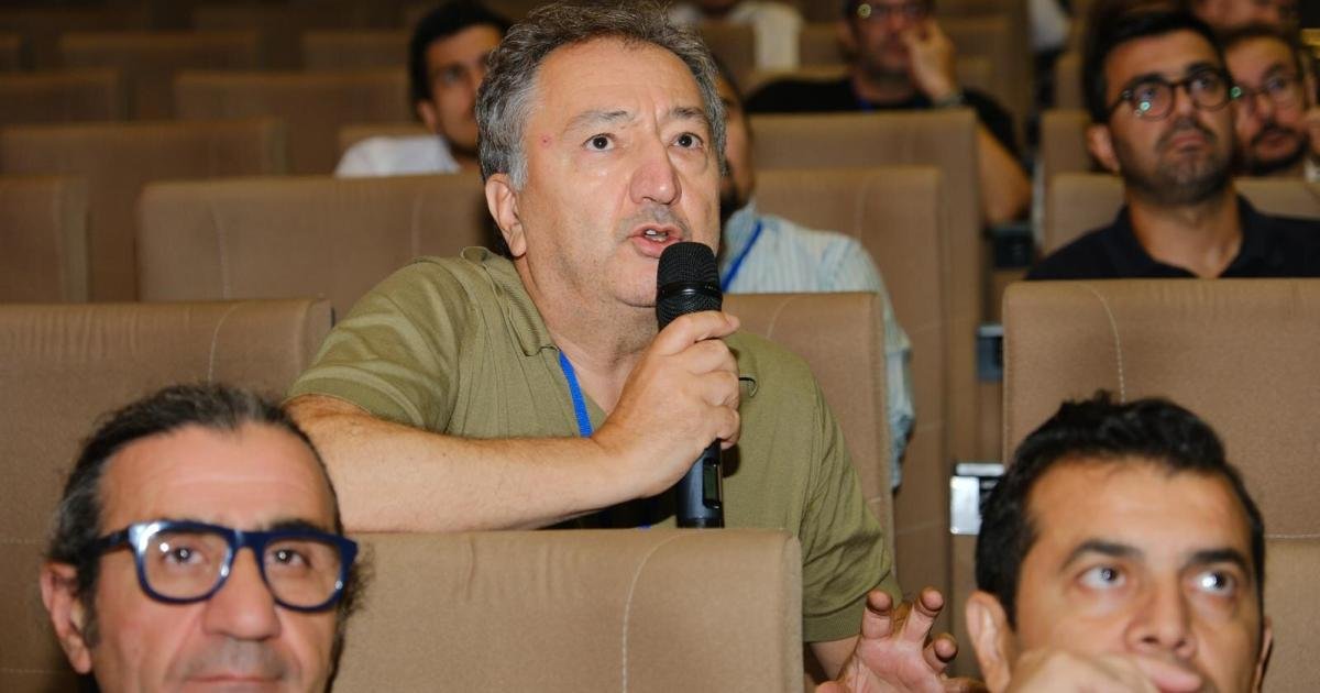 Katılımcı mikrofonla katkı sunarken