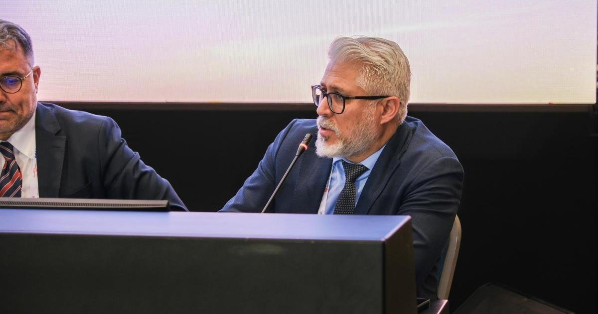 Prof. Dr. Hakan Uçar speaking as session chair