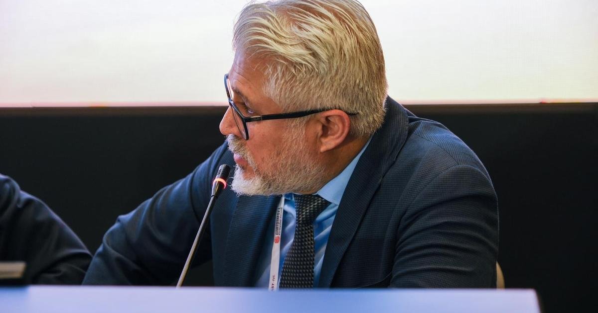 Prof. Dr. Hakan Uçar at the microphone