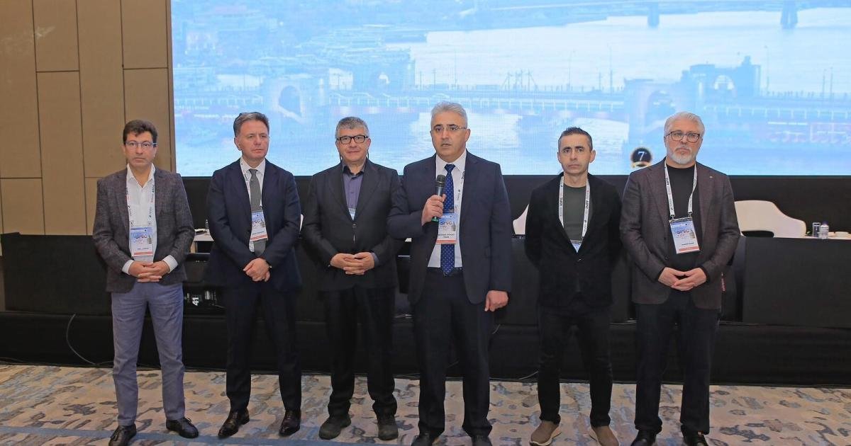ASPIC 2025 oturum ekibi sahne önünde