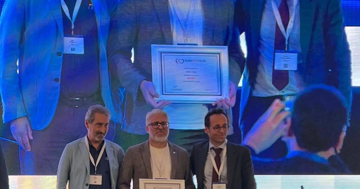 Prof. Dr. Hakan Uçar Euro CTO 2024 sahnesinde plaketle, CVK Park Bosphorus Hotel